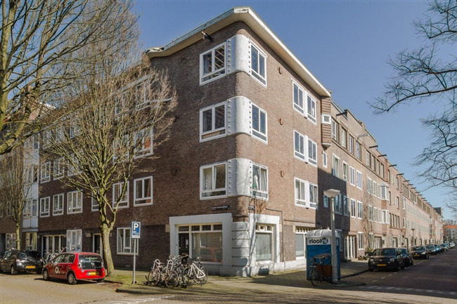 De hoek Waverstraat-Kromme Mijdrechtstraat nu.
              <br/>
              Marcel Westhoff , maart 2020